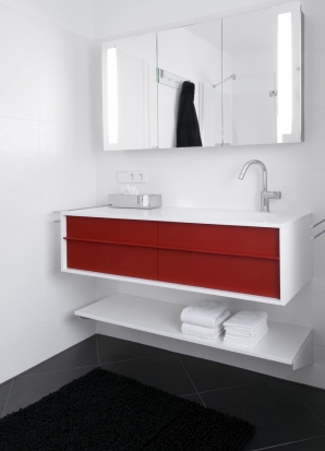 Komfortables Duschbad in rot und weiß | Schramm | München